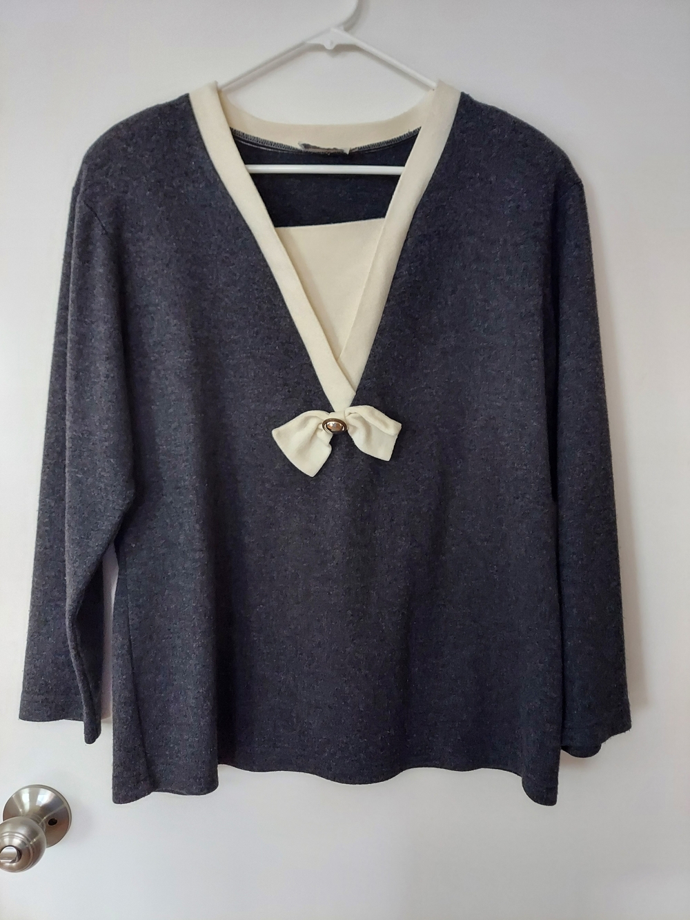 Women’s Charcoal Gray Sweater with Cream Trim and Bow Size XL